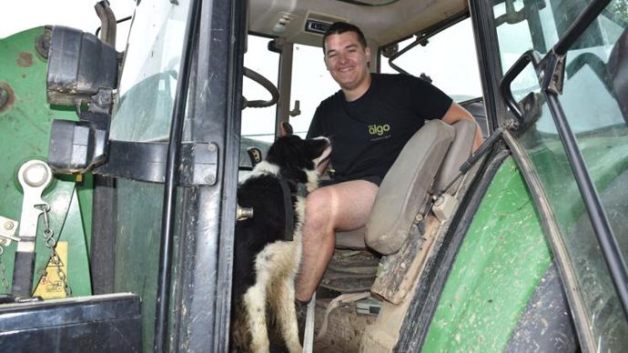 Jérôme, 21 ans. Il est à l’élevage et aux cultures, comme Julien (absent ce jour-là). Jérôme réalise 15 heures par semaine à la ferme de la Janaie, et 25 heures sur une autre exploitation. © R. Aries/GFA